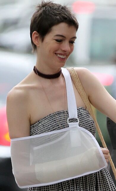 Энн Хэтэуэй травмировала руку. Фото