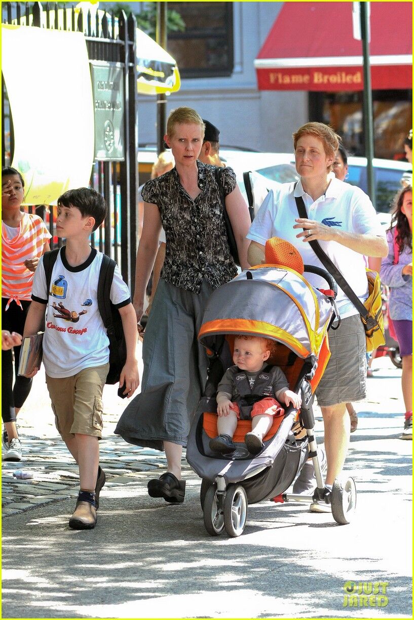 Молодожены Никсон и Маринони гуляют с детьми. Фото