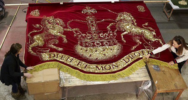 Для Елизаветы II создан штандарт из 500 000 пуговиц. Фото