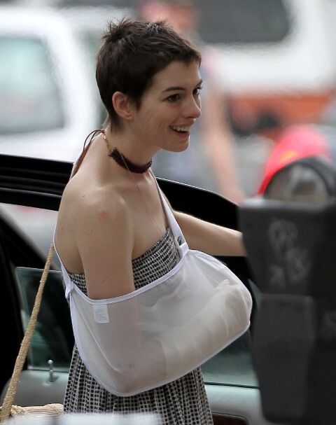 Энн Хэтэуэй травмировала руку. Фото