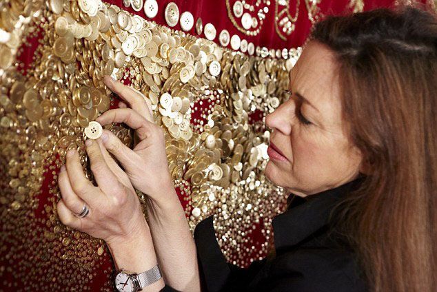 Для Елизаветы II создан штандарт из 500 000 пуговиц. Фото