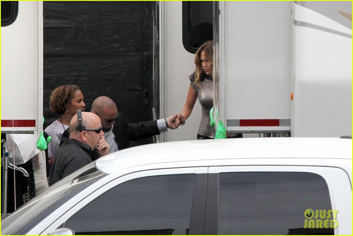 Дженнифер Лопес нарядилась на съемки. Фото