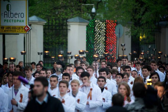 Смолоскипна хода в Москві порівняли з "інавгурацією" Гітлера. Фото, відео