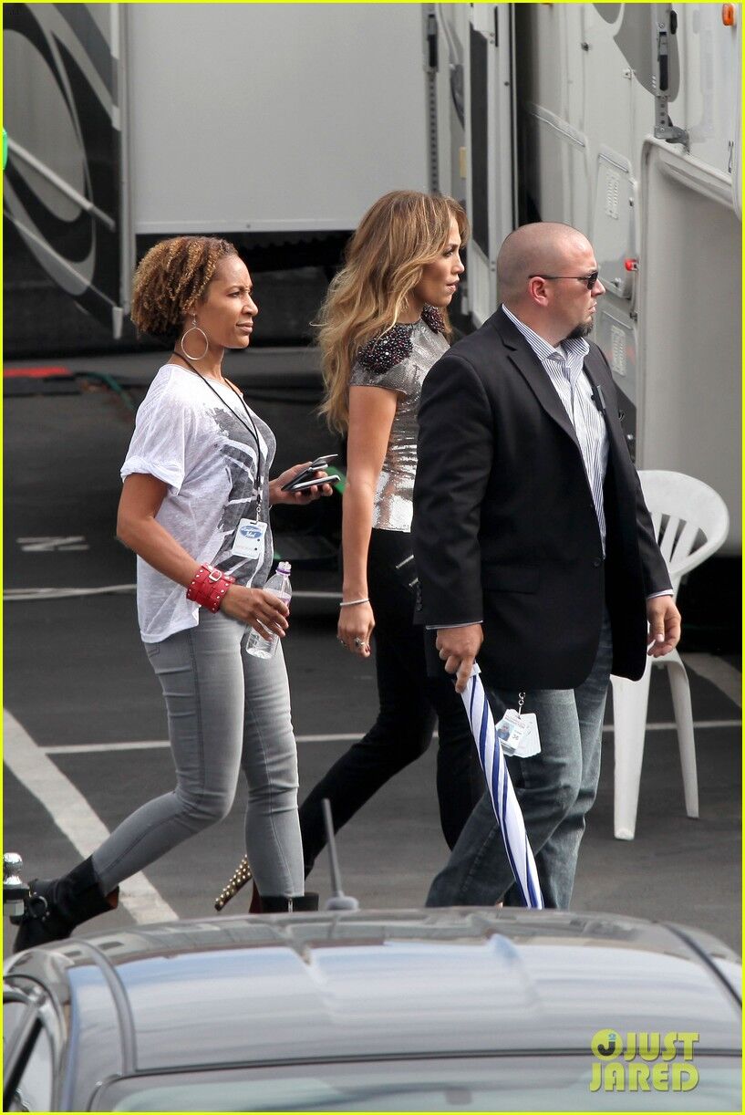 Дженнифер Лопес нарядилась на съемки. Фото