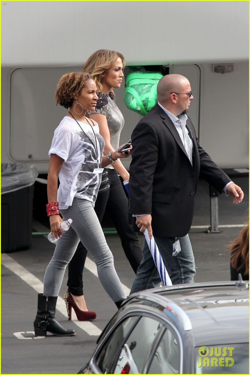 Дженнифер Лопес нарядилась на съемки. Фото