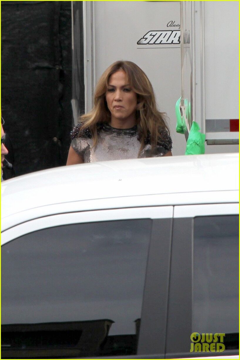 Дженнифер Лопес нарядилась на съемки. Фото