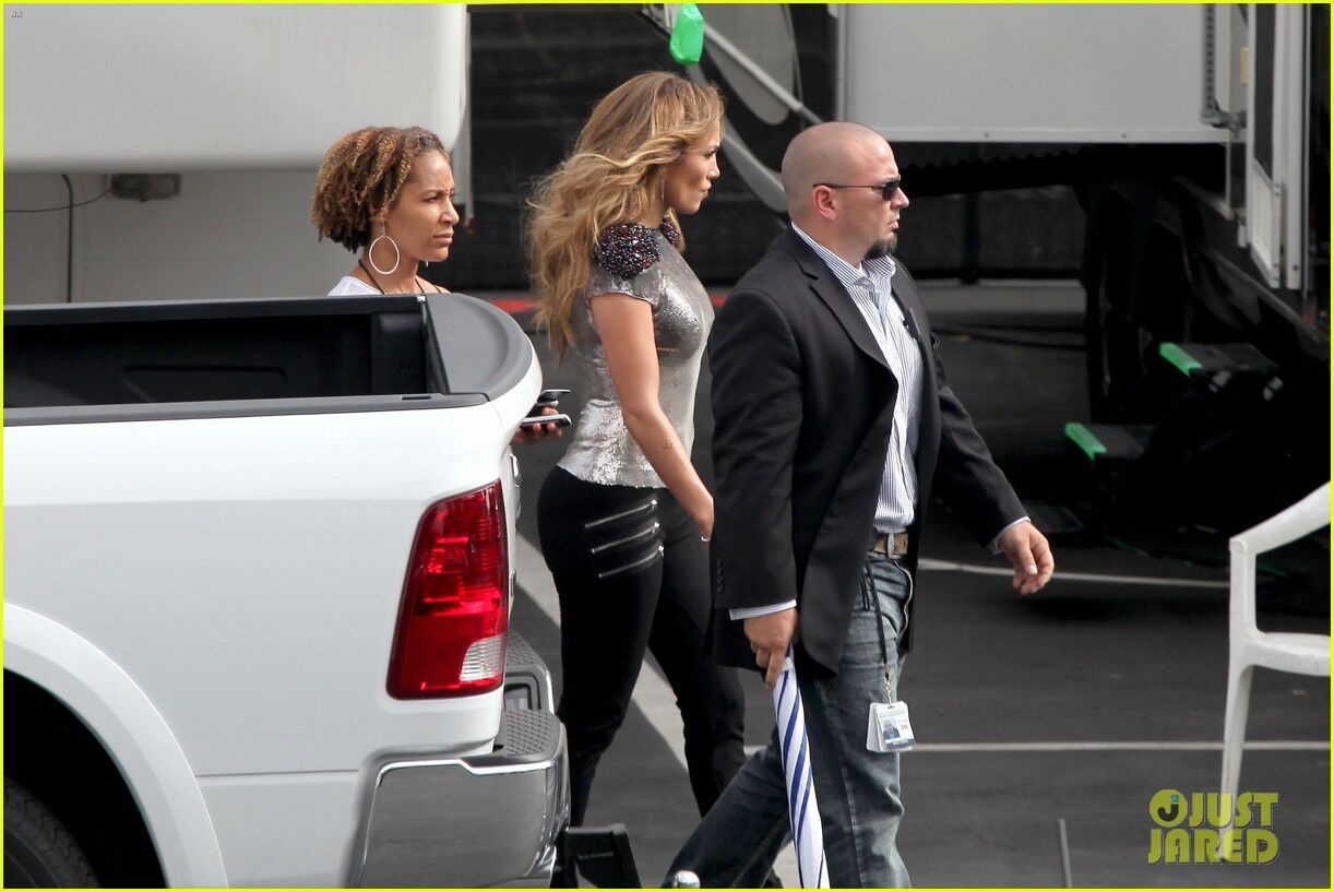 Дженнифер Лопес нарядилась на съемки. Фото