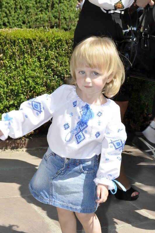 Черновицкий университет "одели" в шестиметровую вышиванку. Фото