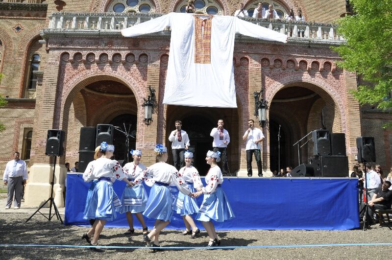Черновицкий университет "одели" в шестиметровую вышиванку. Фото