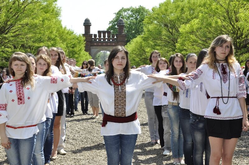 Черновицкий университет "одели" в шестиметровую вышиванку. Фото