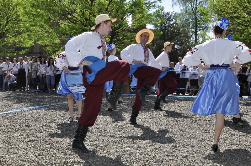 Черновицкий университет "одели" в шестиметровую вышиванку. Фото