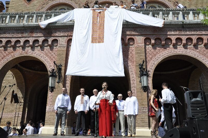 Черновицкий университет "одели" в шестиметровую вышиванку. Фото