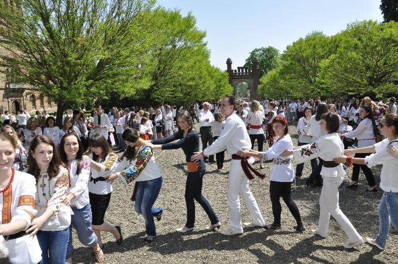 Черновицкий университет "одели" в шестиметровую вышиванку. Фото