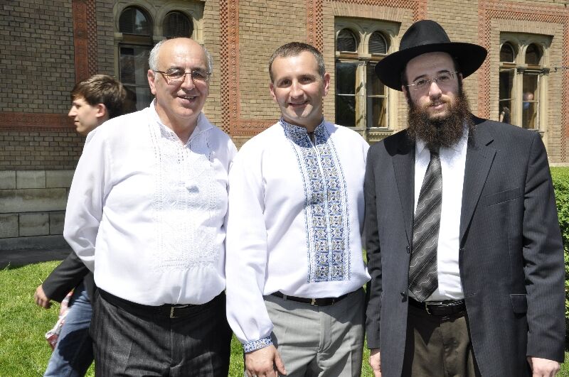 Черновицкий университет "одели" в шестиметровую вышиванку. Фото