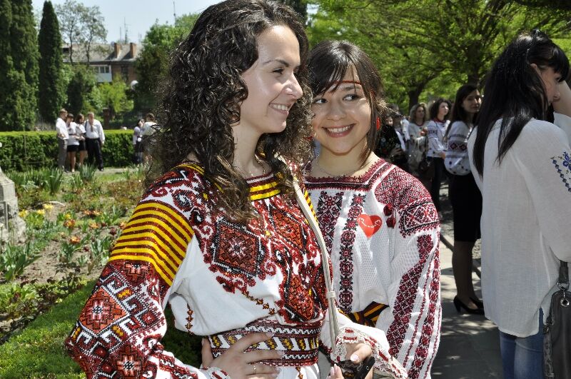 Черновицкий университет "одели" в шестиметровую вышиванку. Фото