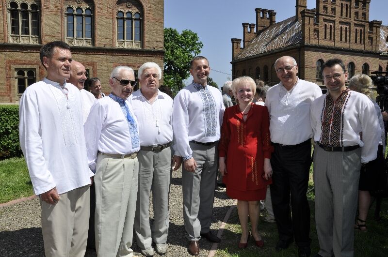 Черновицкий университет "одели" в шестиметровую вышиванку. Фото