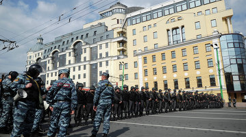 На Болотной площади задерживают митингующих, пытающихся прорвать оцепление