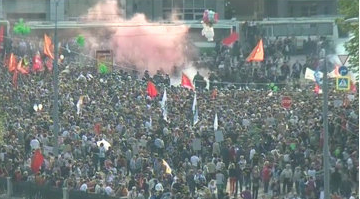 На Болотной площади задерживают митингующих, пытающихся прорвать оцепление
