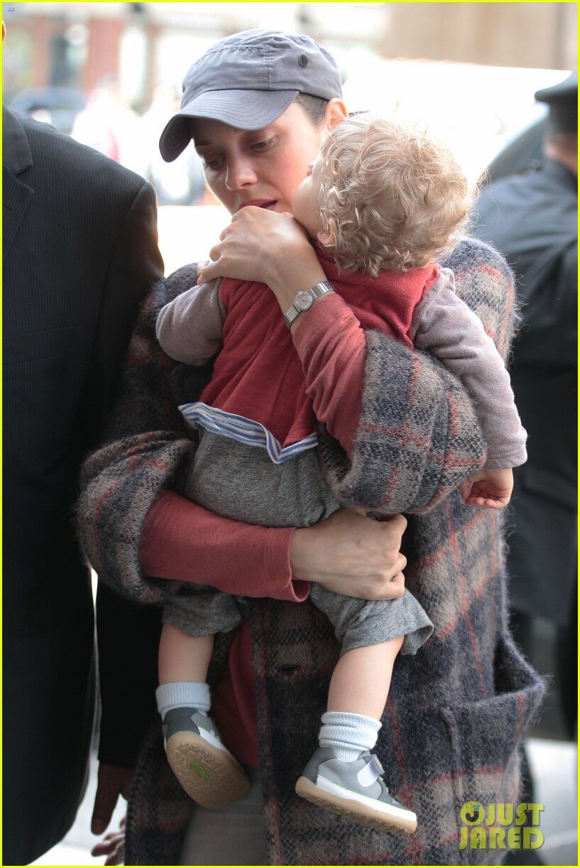 Марион Котийяр привезла Марселя к папе на работу. Фото