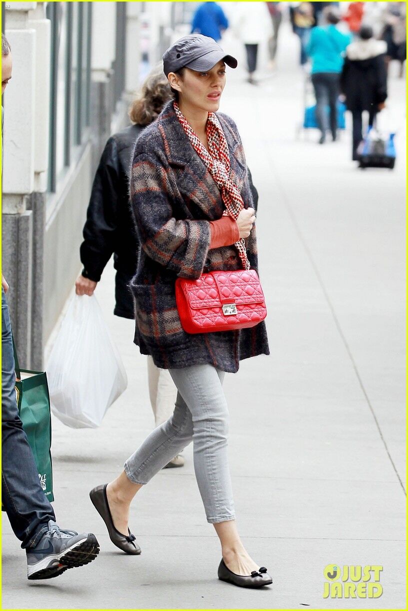 Марион Котийяр привезла Марселя к папе на работу. Фото