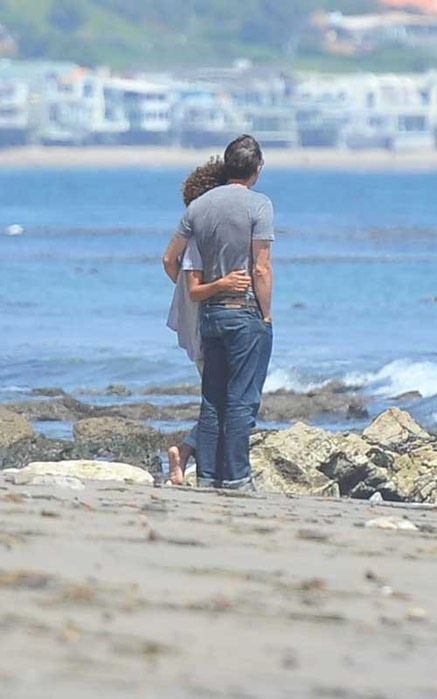 Берри гуляет с женихом и дочерью в Малибу. Фото