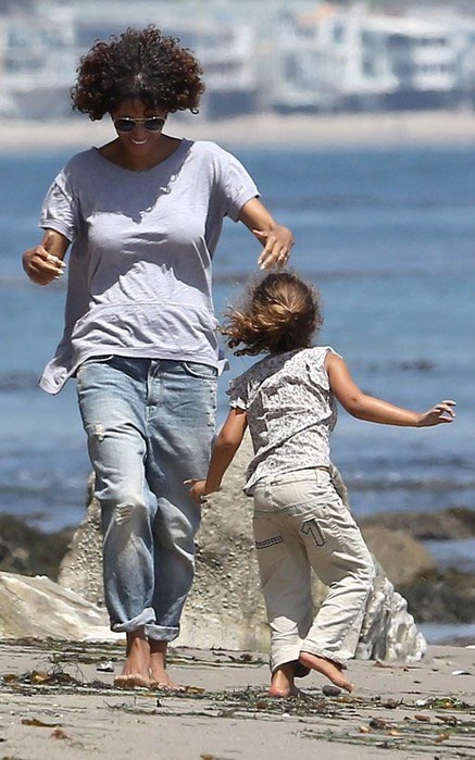 Берри гуляет с женихом и дочерью в Малибу. Фото