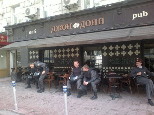 Полиция разгоняет протестующих возле Кремля. Фото, видео