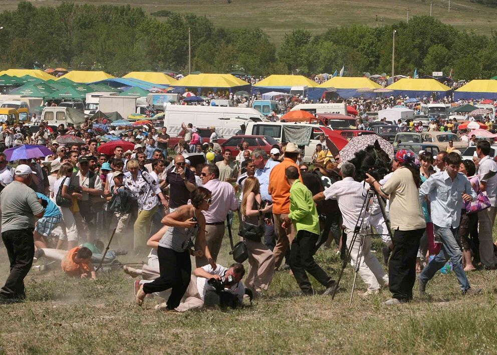 В Крыму во время скачек лошадь врезалась в толпу людей