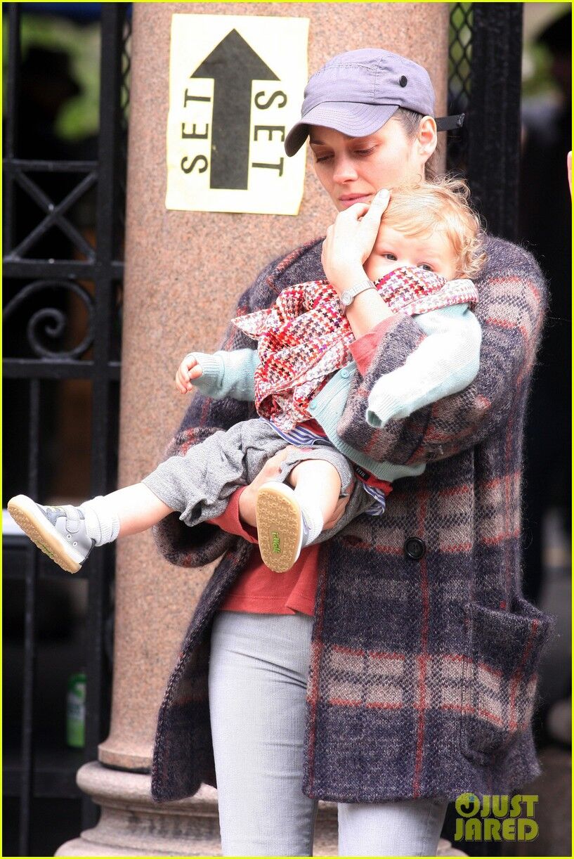 Марион Котийяр привезла Марселя к папе на работу. Фото