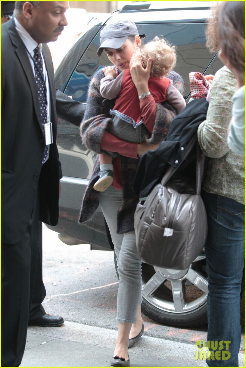 Марион Котийяр привезла Марселя к папе на работу. Фото