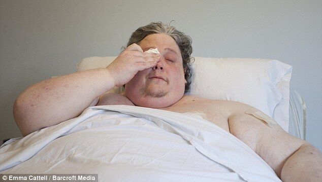 Самый толстый человек в мире взывает о помощи. Фото