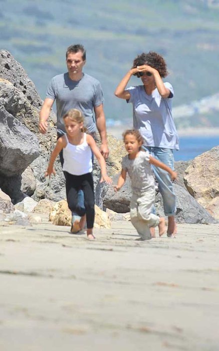Берри гуляет с женихом и дочерью в Малибу. Фото