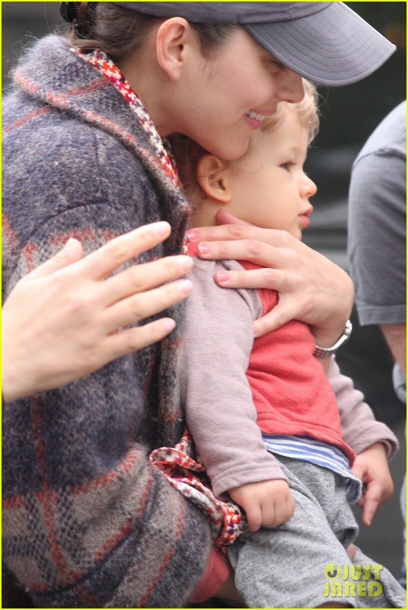 Марион Котийяр привезла Марселя к папе на работу. Фото