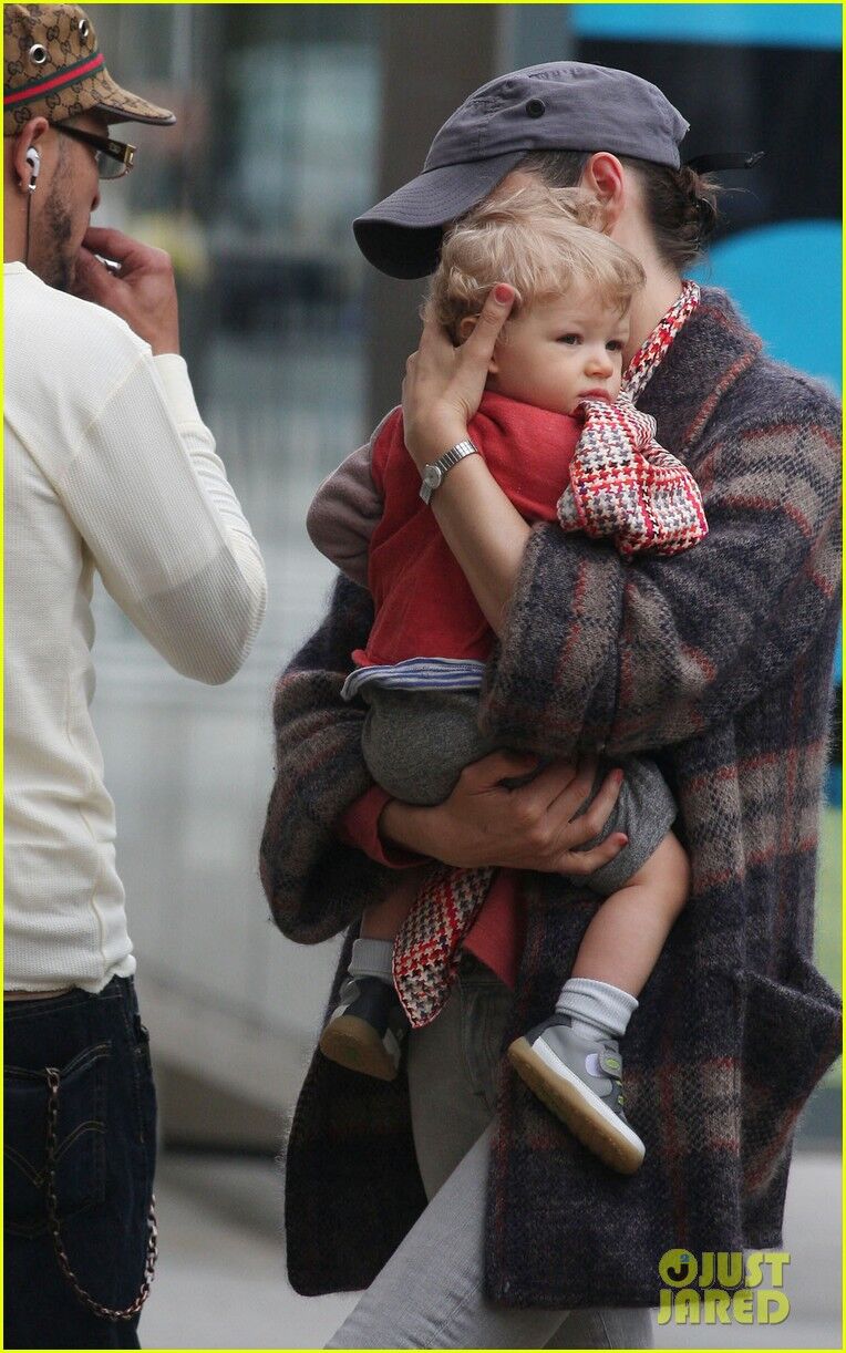 Марион Котийяр привезла Марселя к папе на работу. Фото