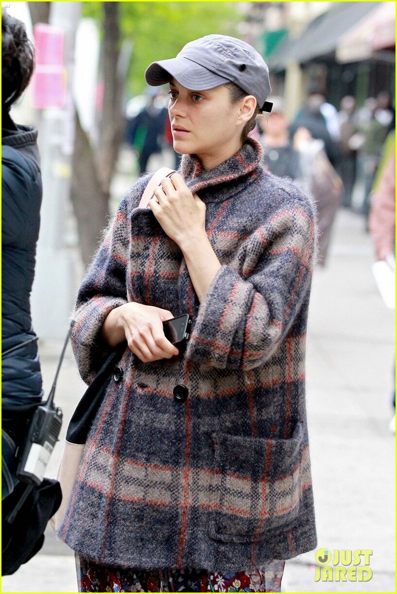 Марион Котийяр привезла Марселя к папе на работу. Фото