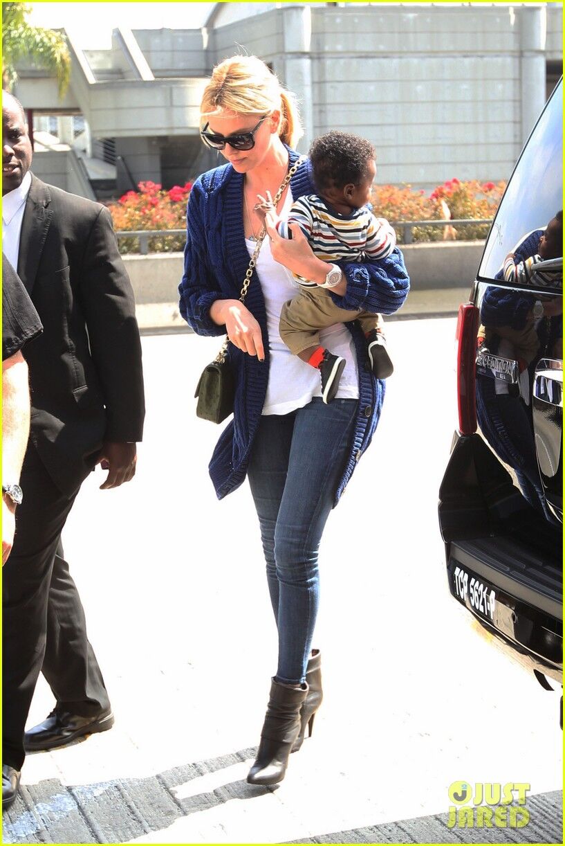 Шарлиз Терон перестала скрывать сына. Фото