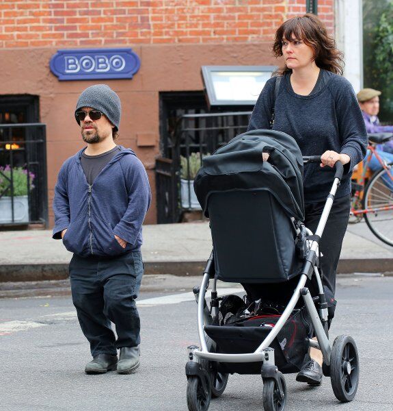 Питер Динклэйдж гуляет с семьей по Манхэттену. Фото