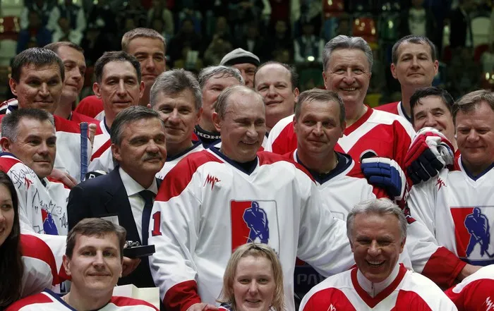 Путин поиграл в хоккей