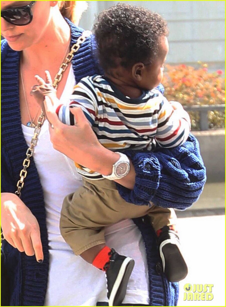 Шарлиз Терон перестала скрывать сына. Фото