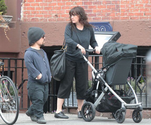 Питер Динклэйдж гуляет с семьей по Манхэттену. Фото