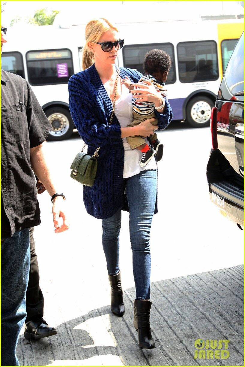 Шарлиз Терон перестала скрывать сына. Фото