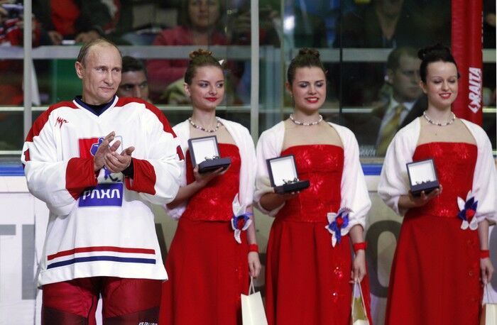 Путин поиграл в хоккей