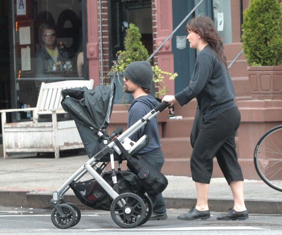 Питер Динклэйдж гуляет с семьей по Манхэттену. Фото