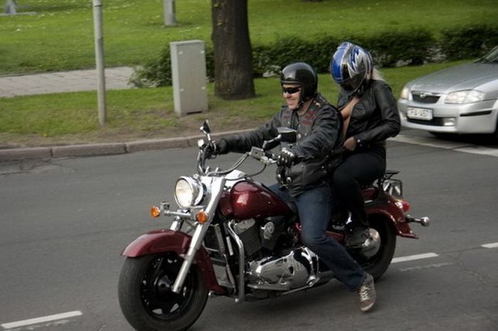 Мотоциклистки из Риги благодарили водителей в стиле "ню". Фото
