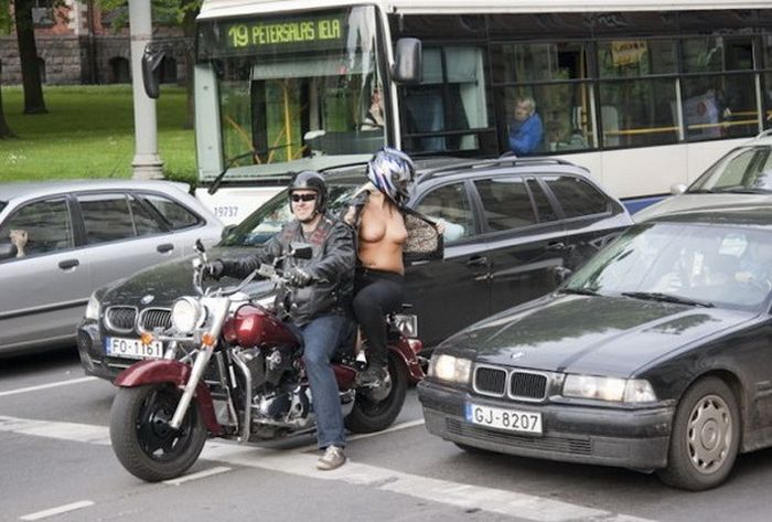 Мотоциклистки из Риги благодарили водителей в стиле "ню". Фото