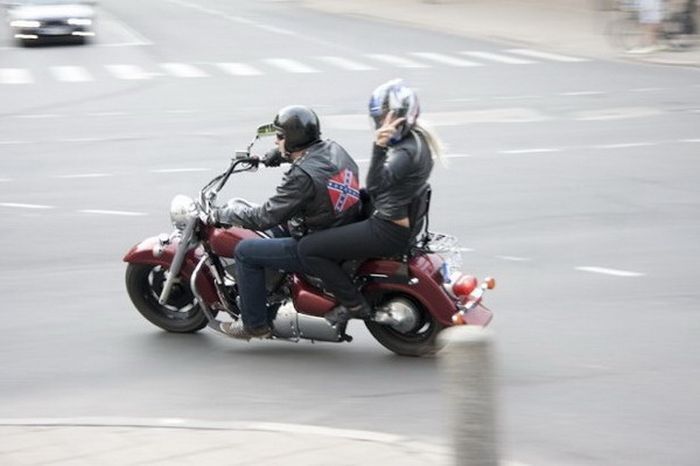 Мотоциклистки из Риги благодарили водителей в стиле "ню". Фото