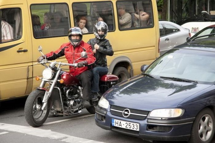 Мотоциклистки из Риги благодарили водителей в стиле "ню". Фото