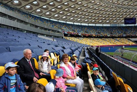 Прем'єр ганяв м'яч на Олімпійському