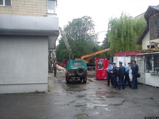 Обвалення житлового будинку в Луцьку: загинув пенсіонер. Фото