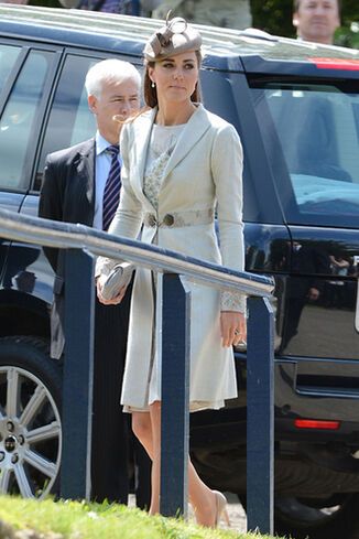 Принц Уильям и Кейт выдали замуж племянницу Дианы. Фото